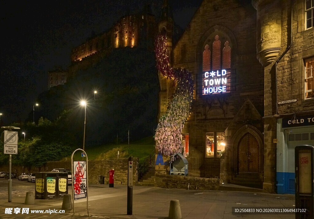 夜晚街边的建筑与光影