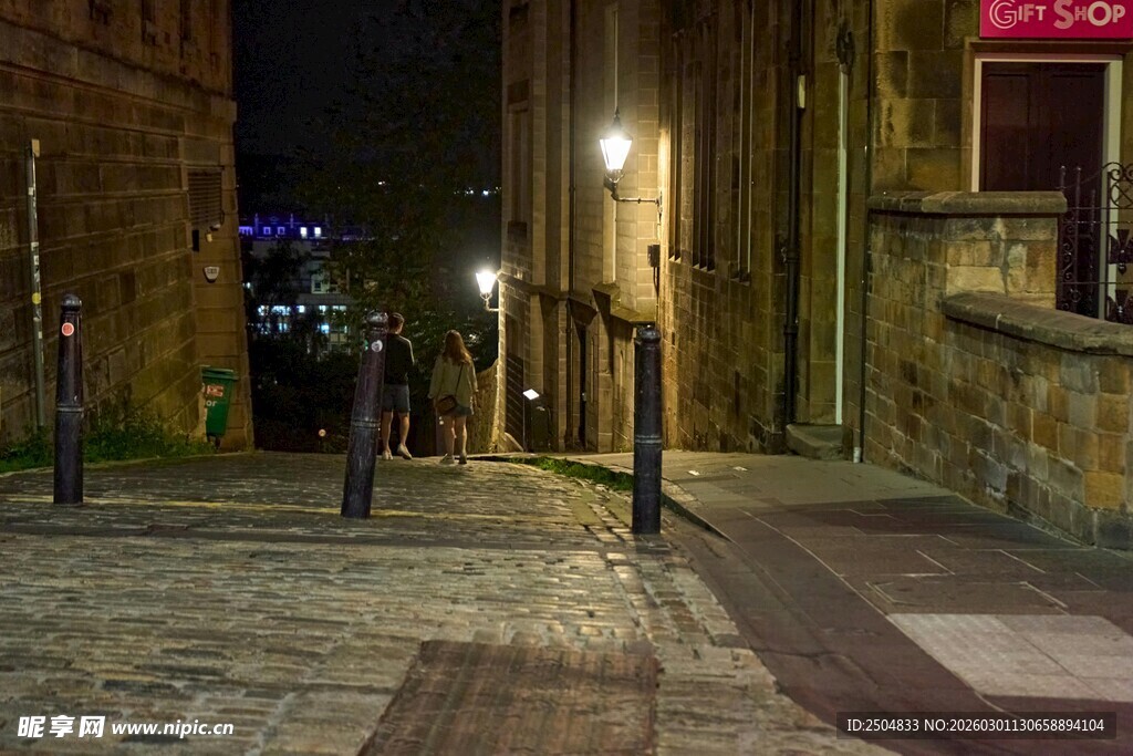 夜晚静谧的古老街道