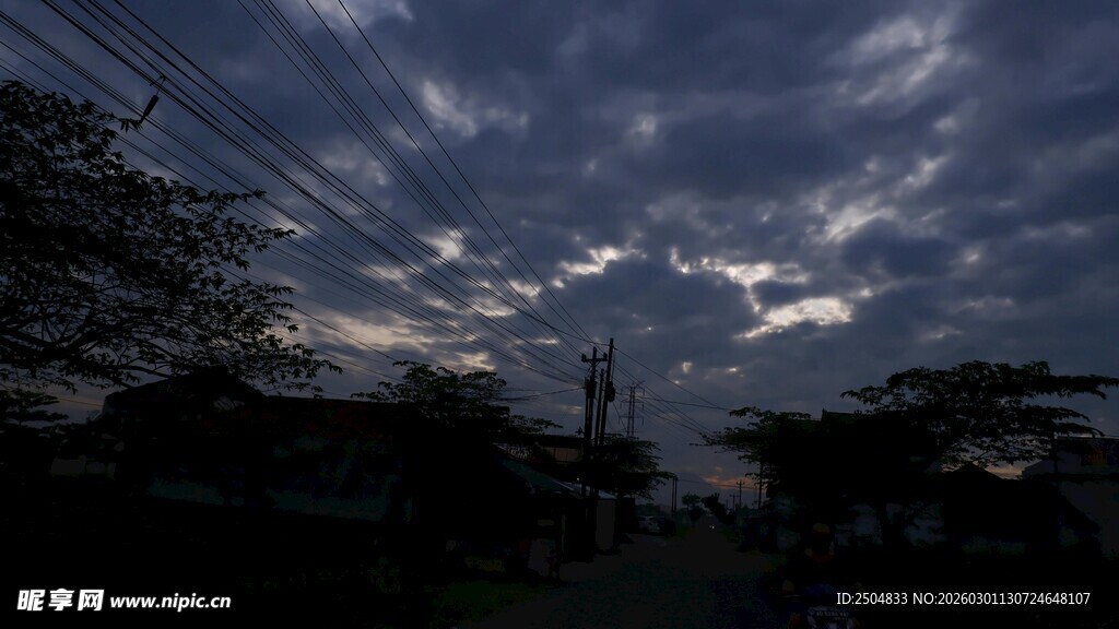 夜幕下的天空与电线轮廓