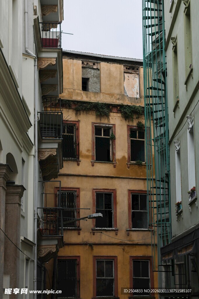 老旧建筑的狭窄街巷景观