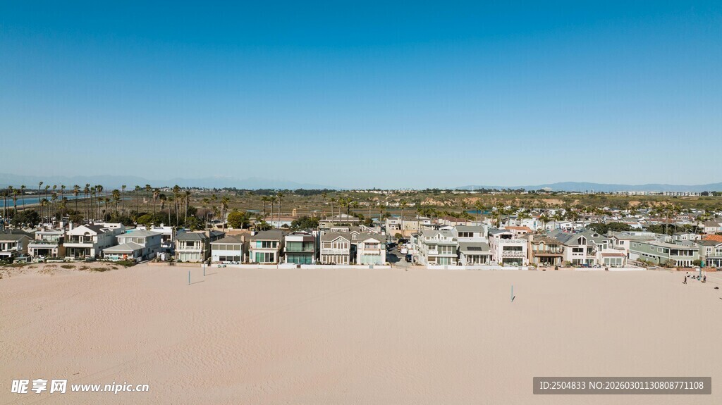  漠旁的城市景观