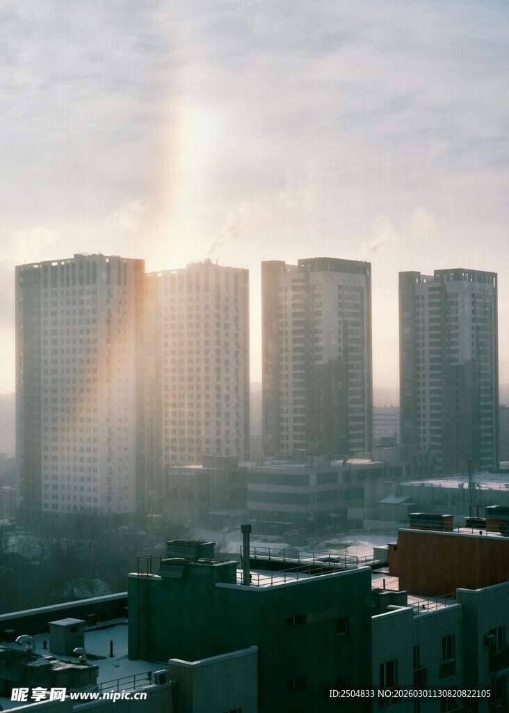 城市晨光中的高楼景观