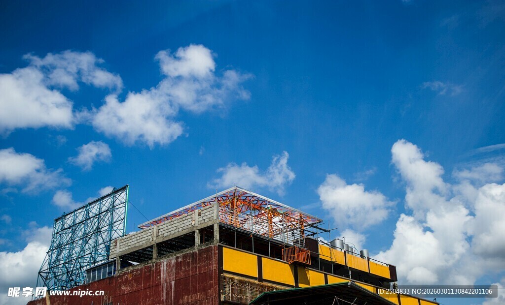 城市中多彩建筑与蓝天白云