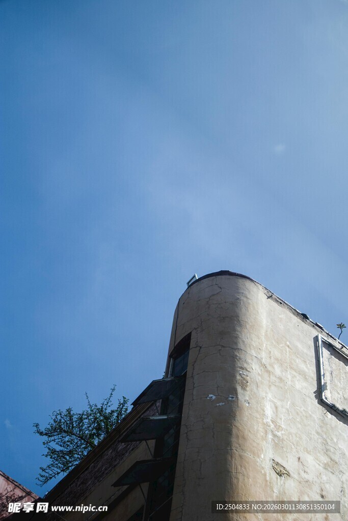 古老建筑与蓝天一角