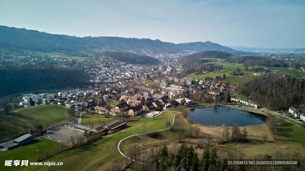 俯瞰美丽宁静的乡村小镇