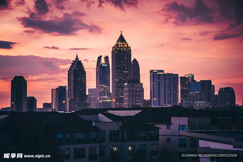 黄昏下的城市天际线