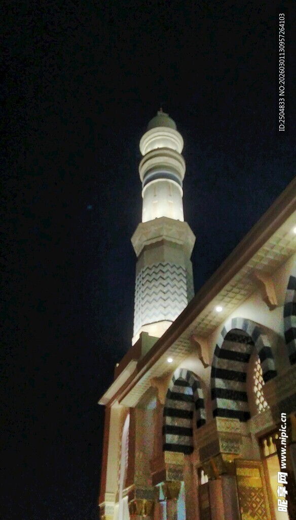 夜晚中的高耸建筑塔楼