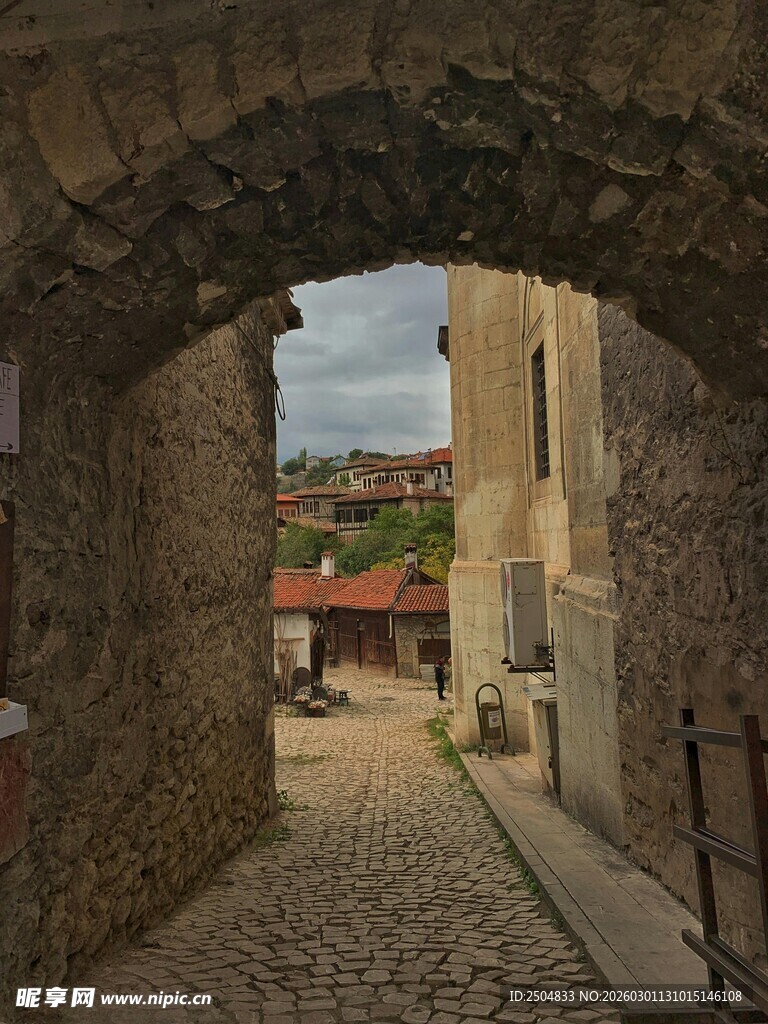 石拱门下的古朴小巷