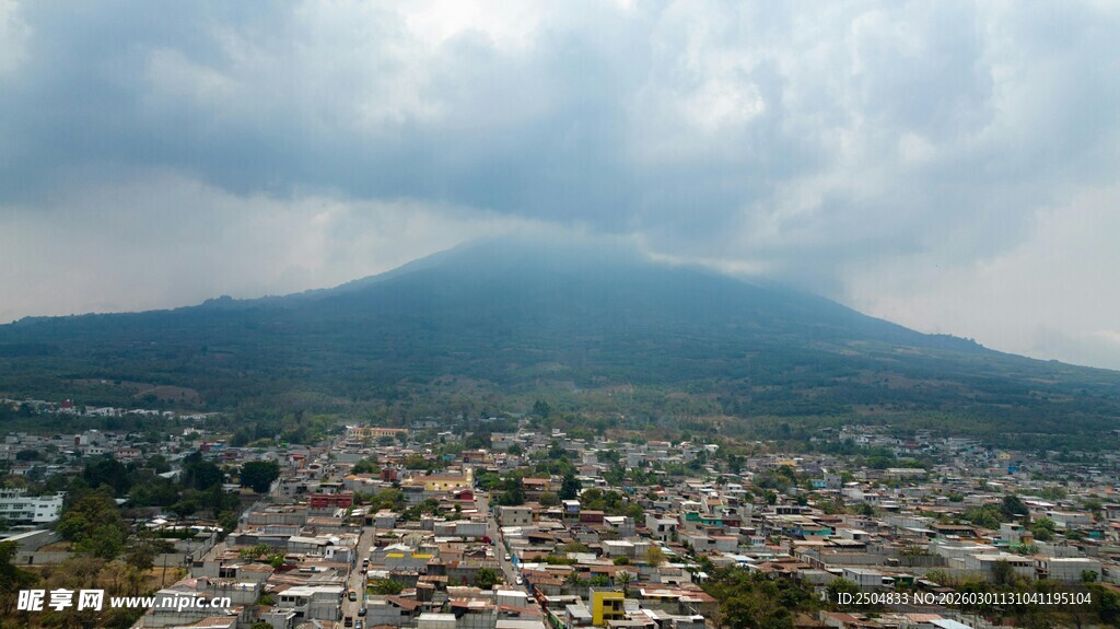俯瞰山城与远处山峦