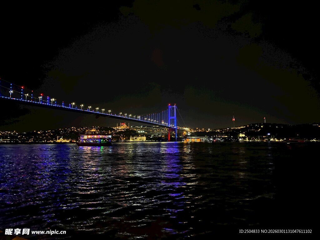 夜晚河畔桥梁绚丽夜景