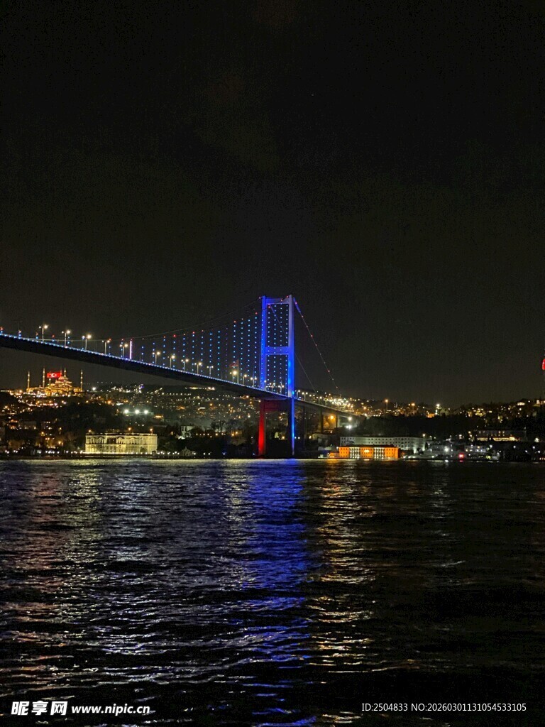 夜晚桥梁横跨波光水面