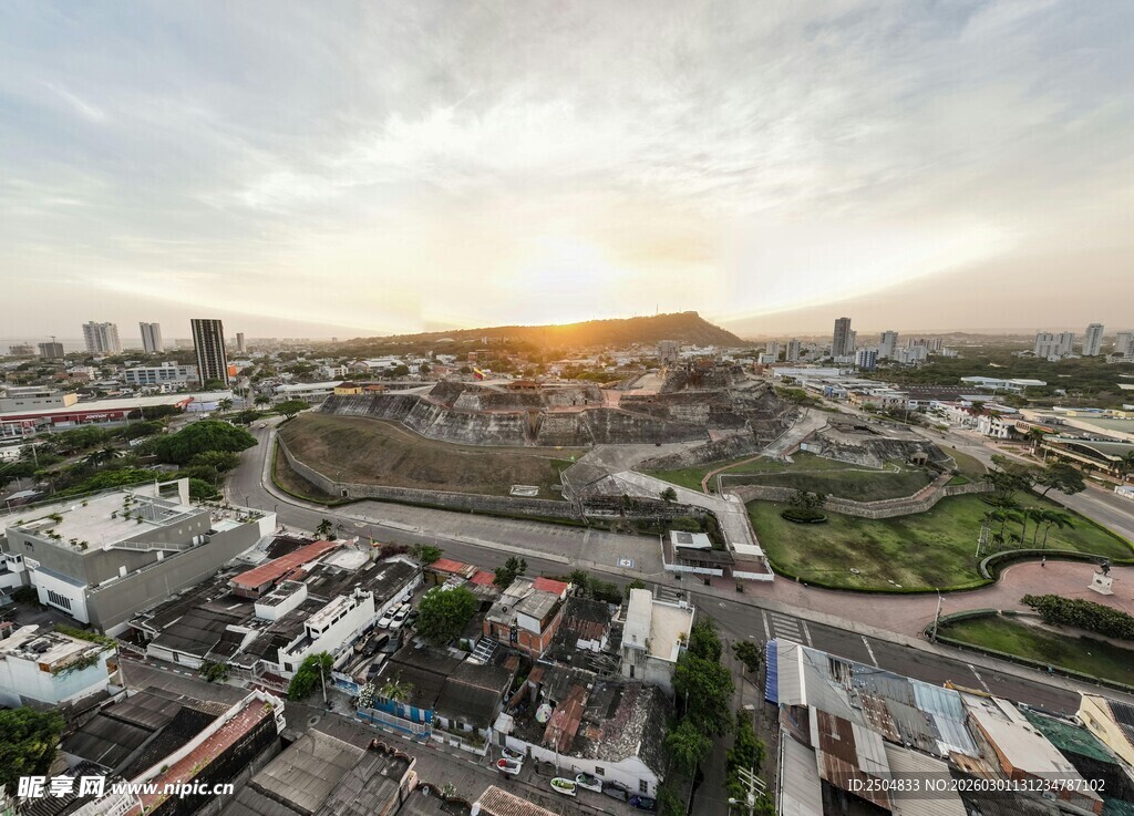 城市黄昏全景俯瞰图