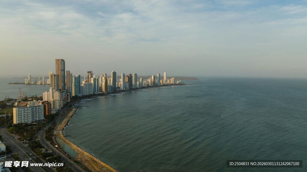 海滨城市天际线俯瞰景观