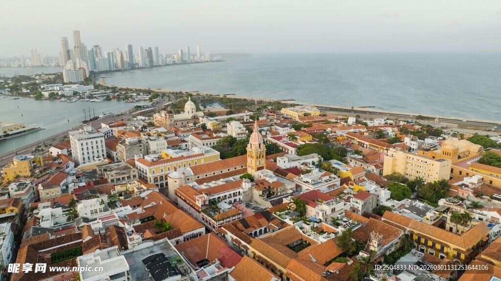 俯瞰多彩城市与远方海景