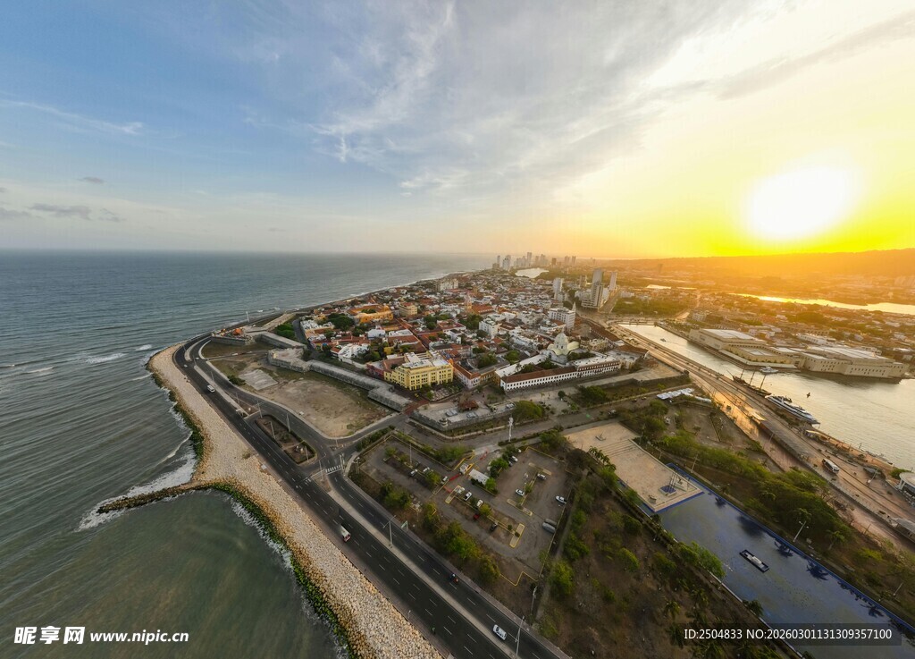 海滨城市日落美景