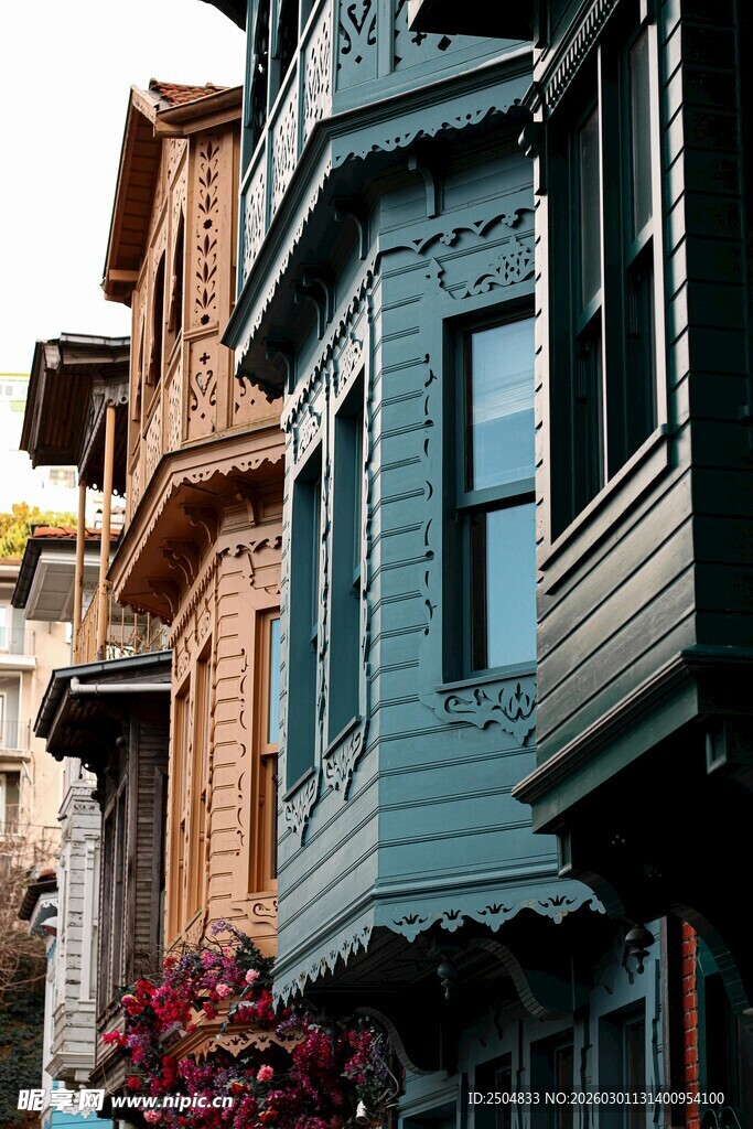 多彩复古沿街房屋外观