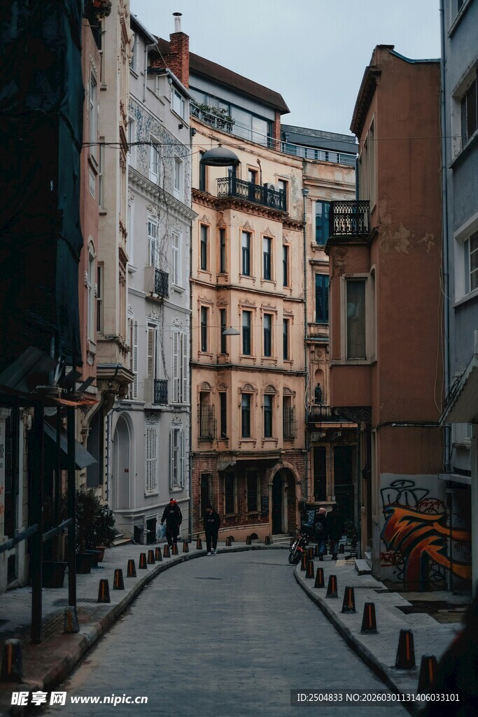  洲街道旁的多彩建筑