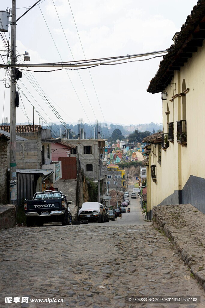 狭窄街道与两旁建筑景象
