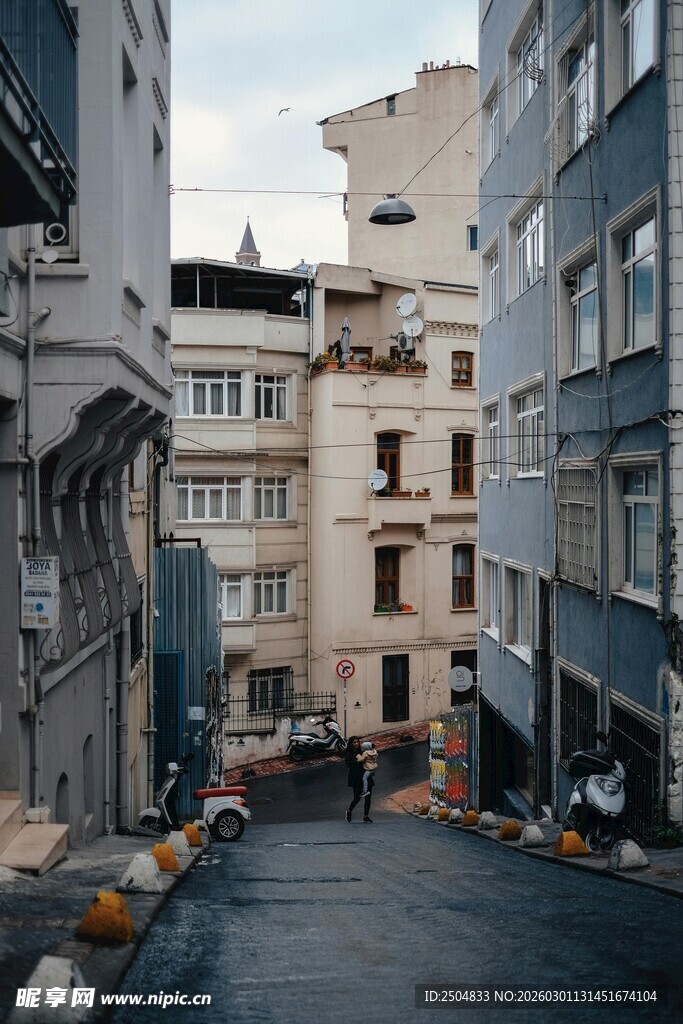 狭窄古朴的城市小巷