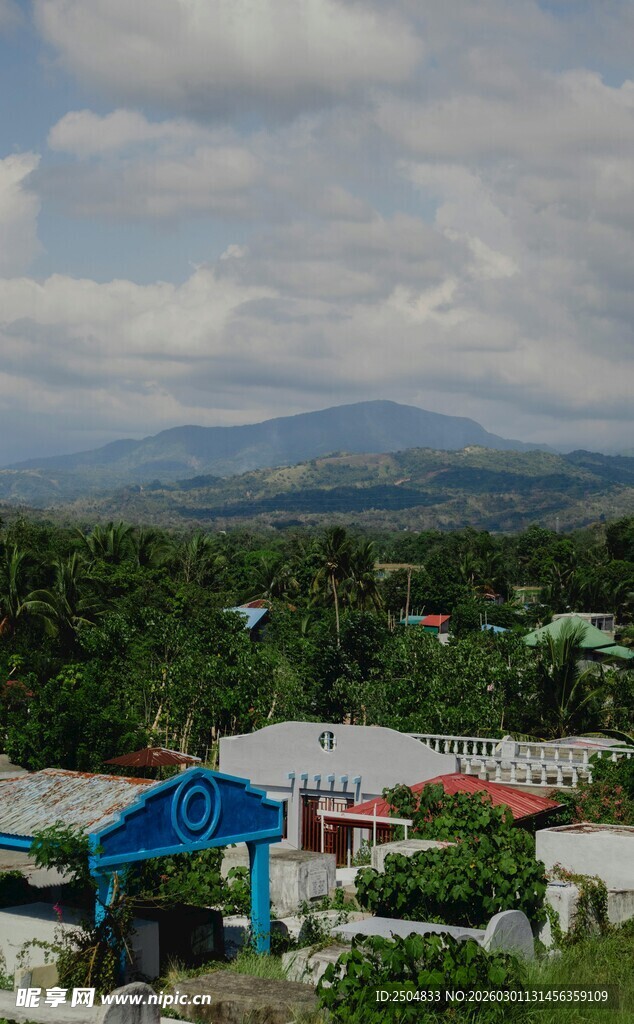 乡村景致中的多彩建筑