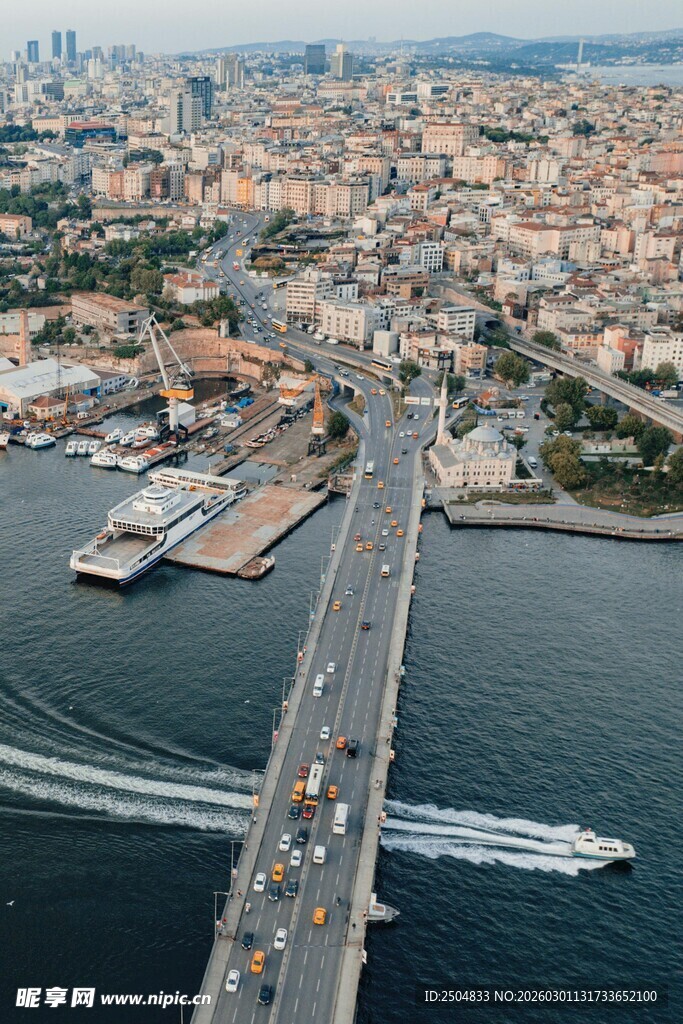 俯瞰城市跨海大桥与港口