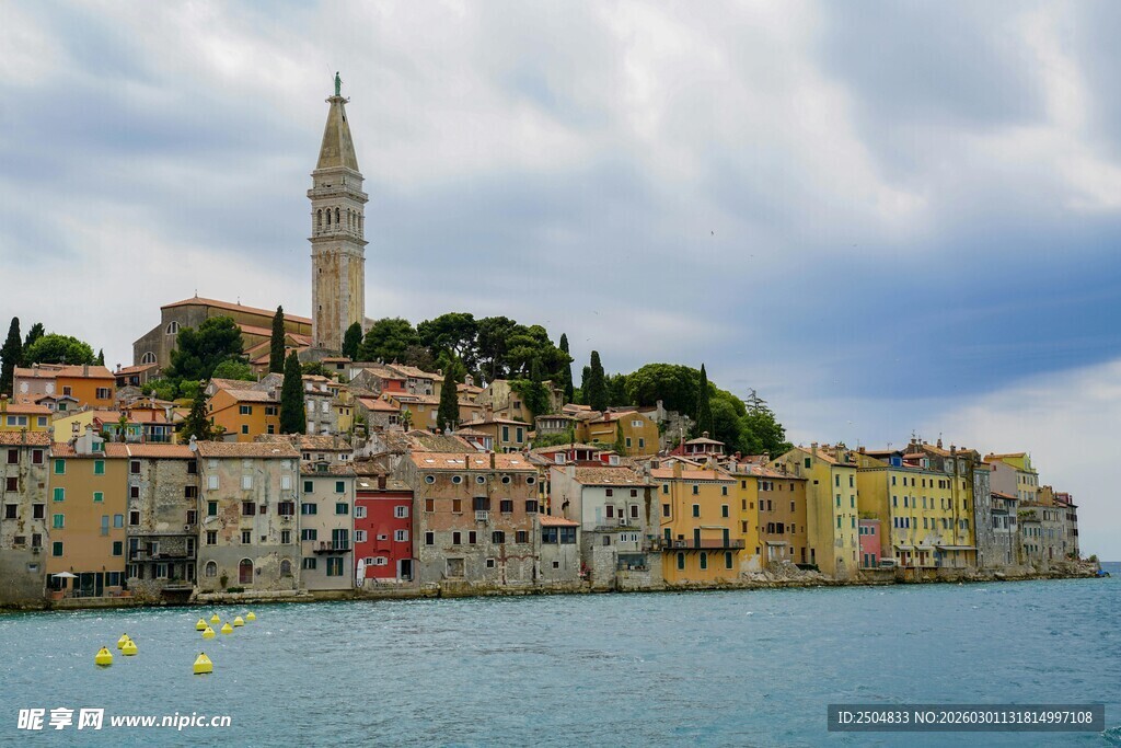 海滨彩色小镇与尖顶塔楼