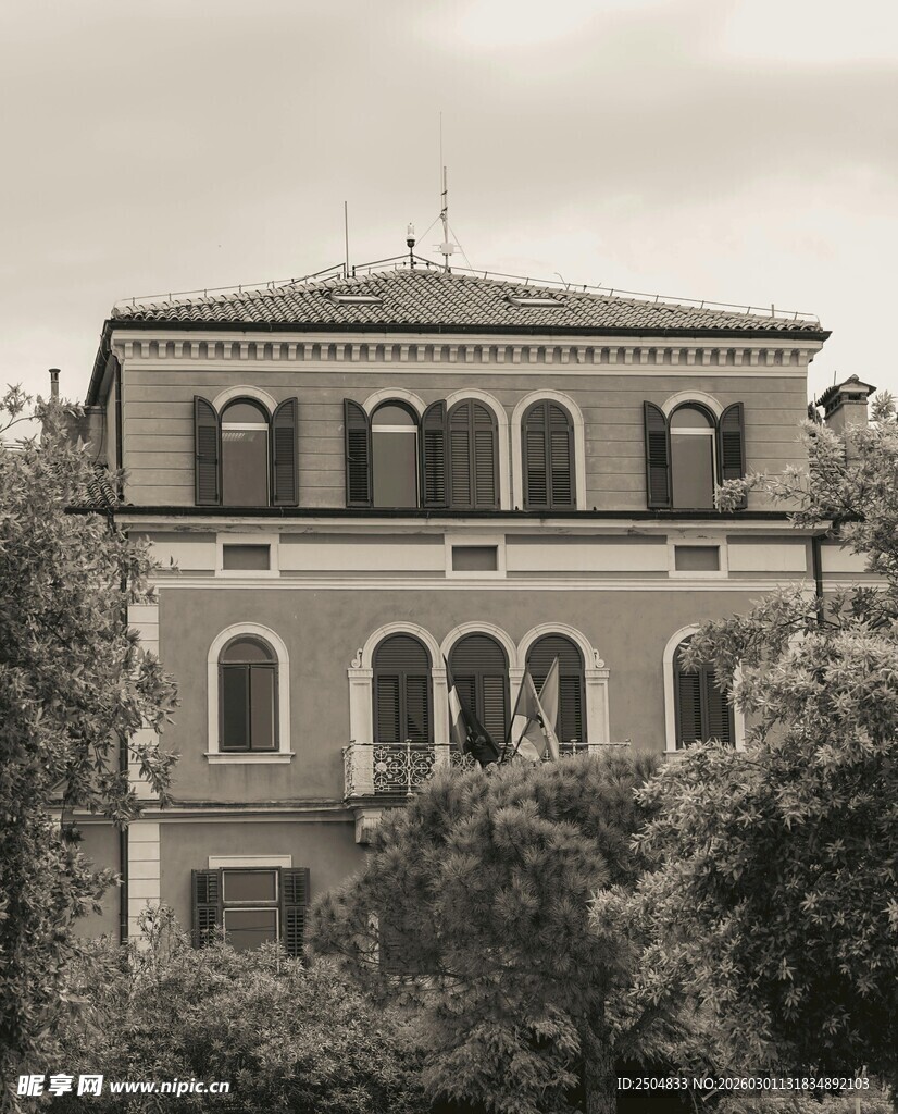 古典风格建筑被绿树环绕