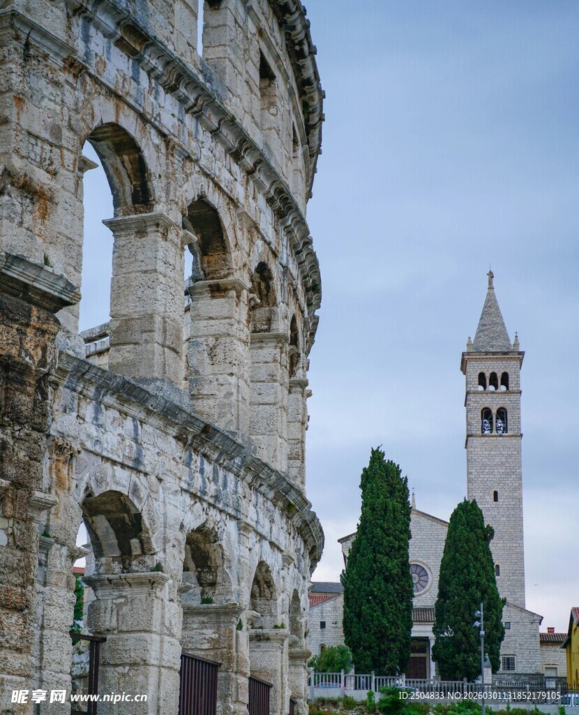 罗马斗兽场与远处钟楼