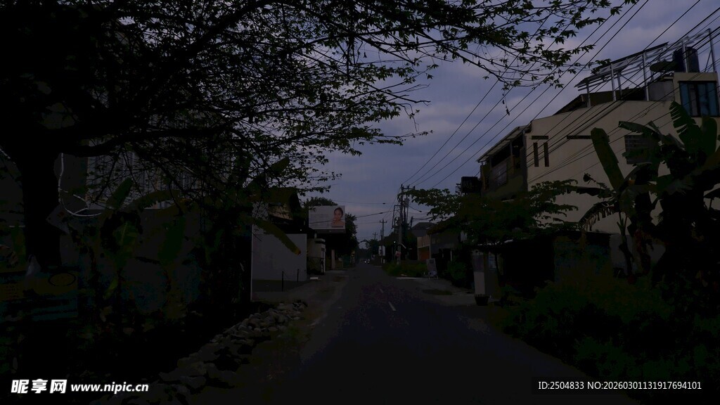 黄昏时宁静的住宅区街道