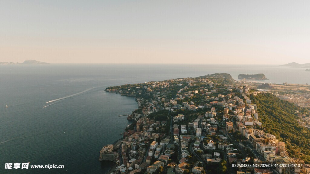 俯瞰海岸边错落有致的建筑