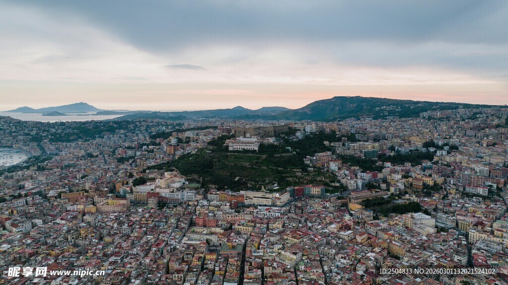 俯瞰城市与远山景观