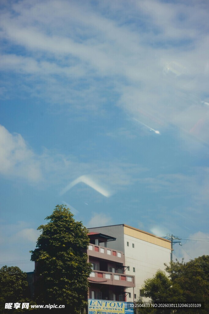 蓝天白云下的多层建筑
