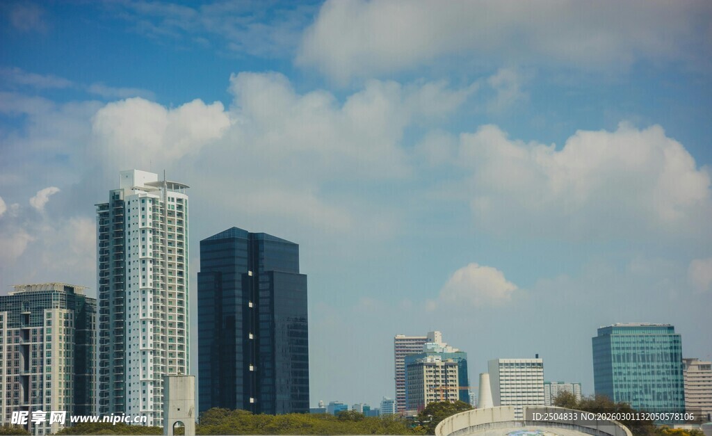 城市高楼与蓝天白云景观