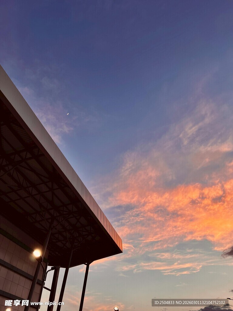屋顶上的绚烂黄昏天空