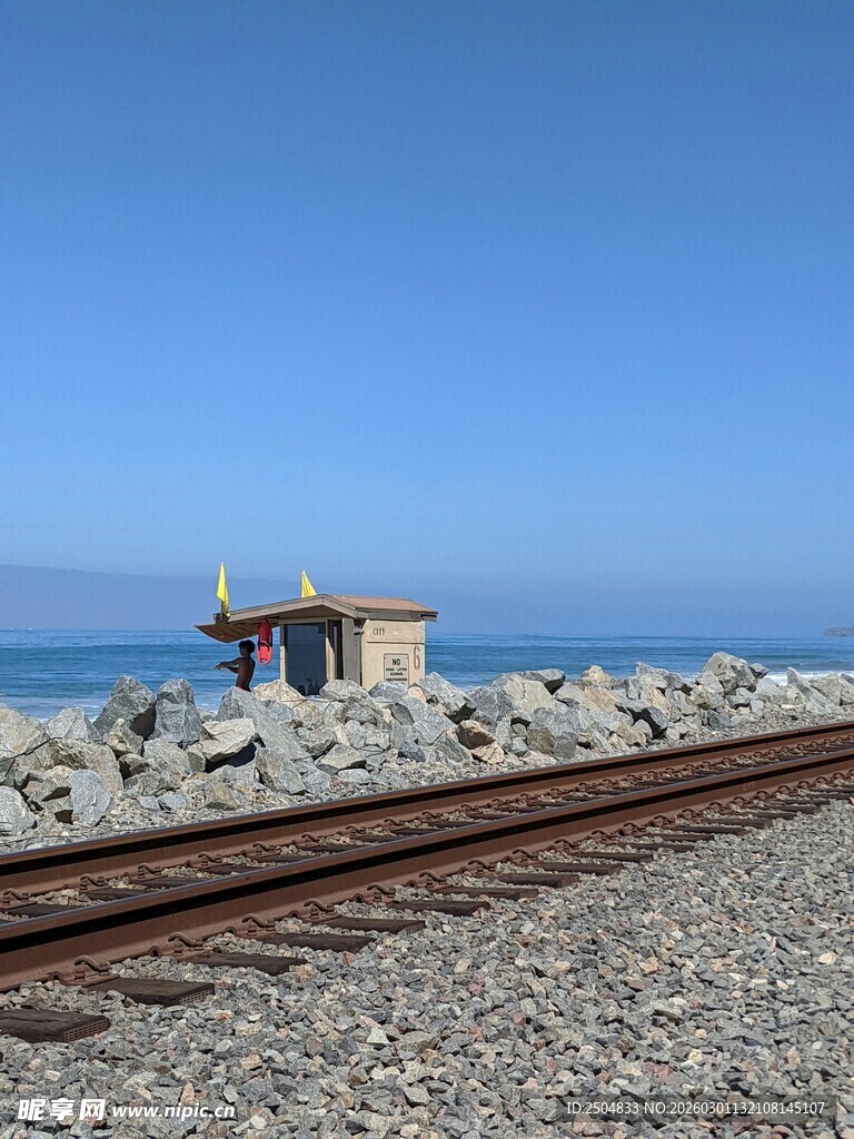 海边铁轨旁的小屋