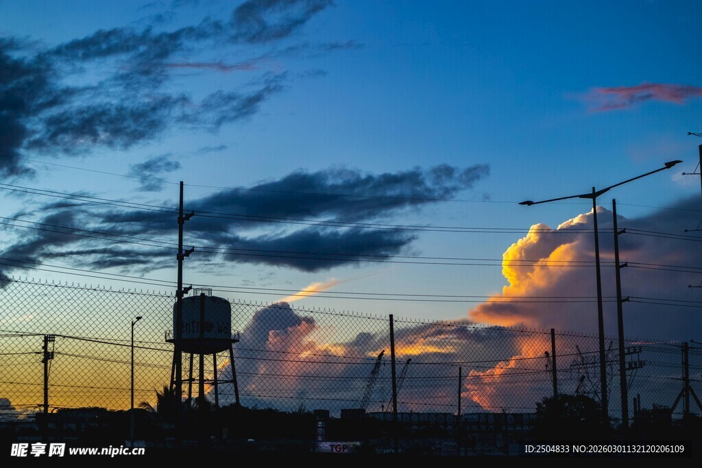 夕阳下的电力设施景观