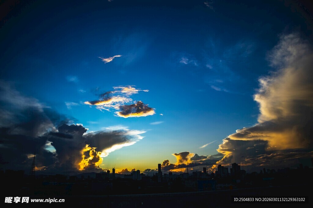 梦幻夜空下的城市美景