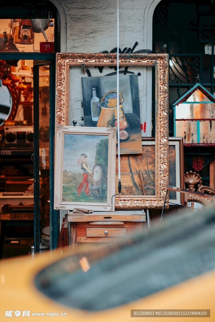 复古橱窗展示独特物件