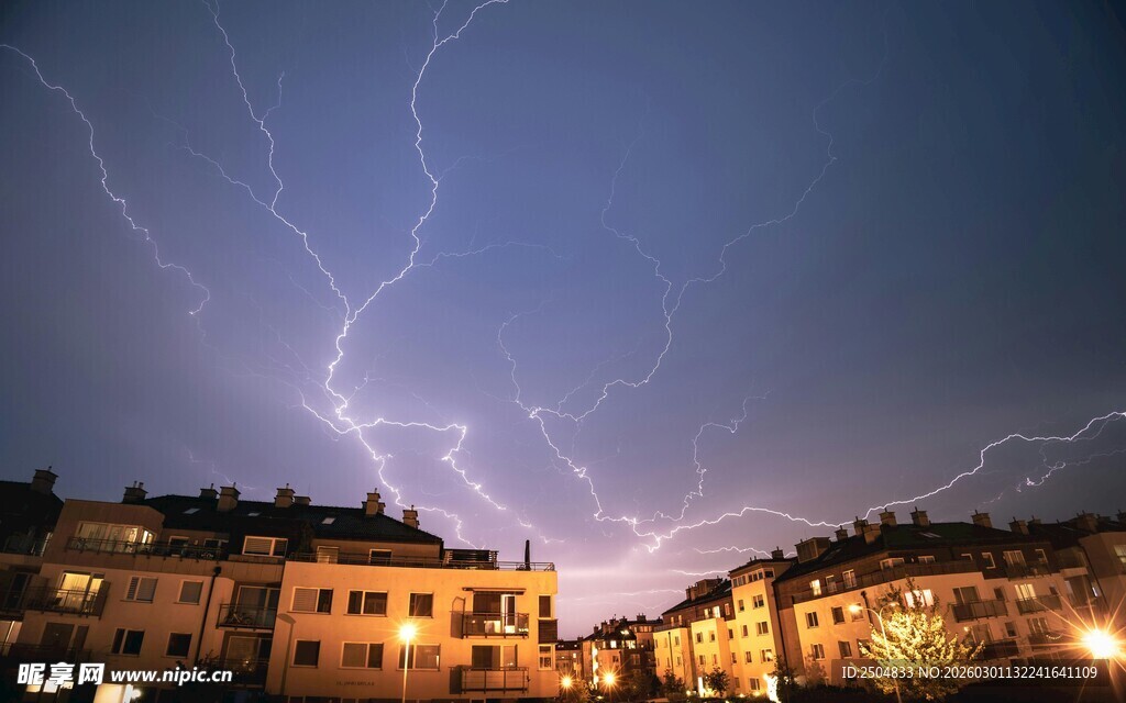 城市夜空闪电壮丽景象