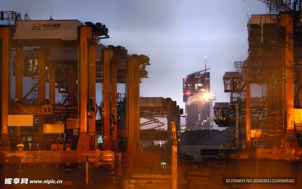 黄昏下的废弃建筑景观