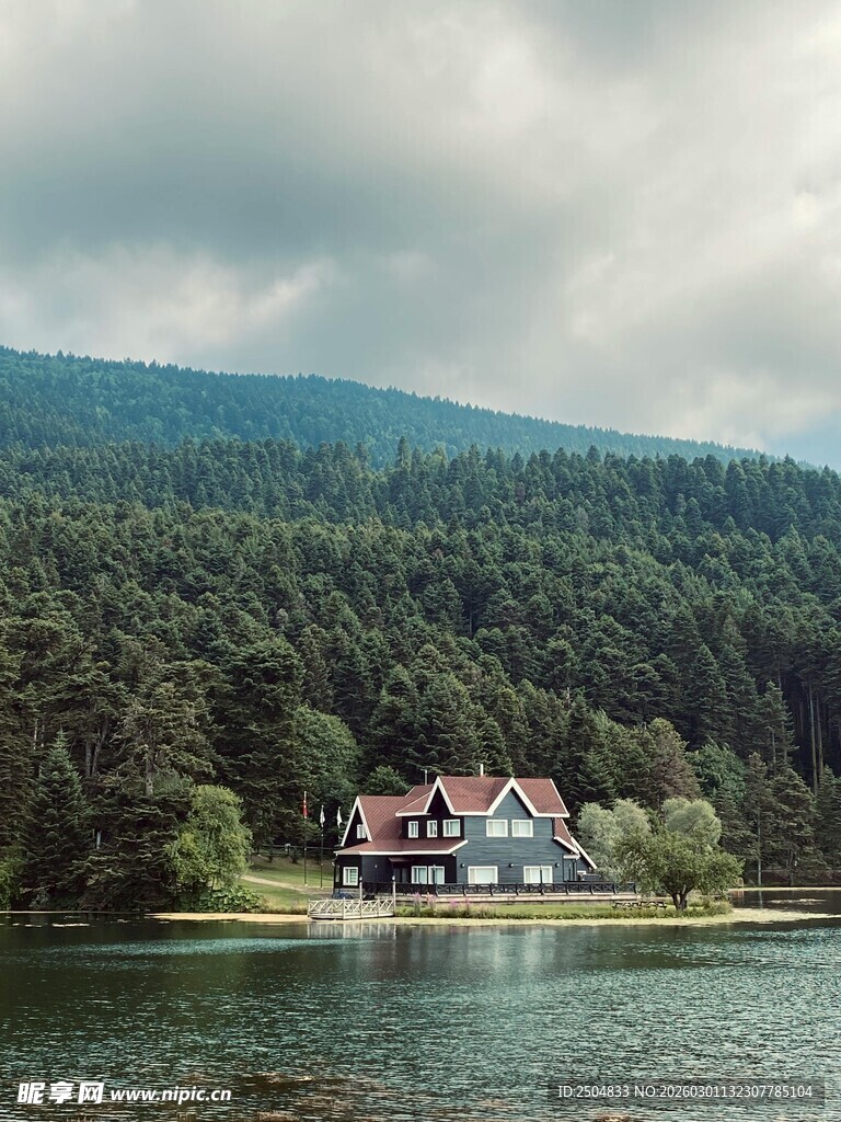 湖畔山林中的美丽小屋