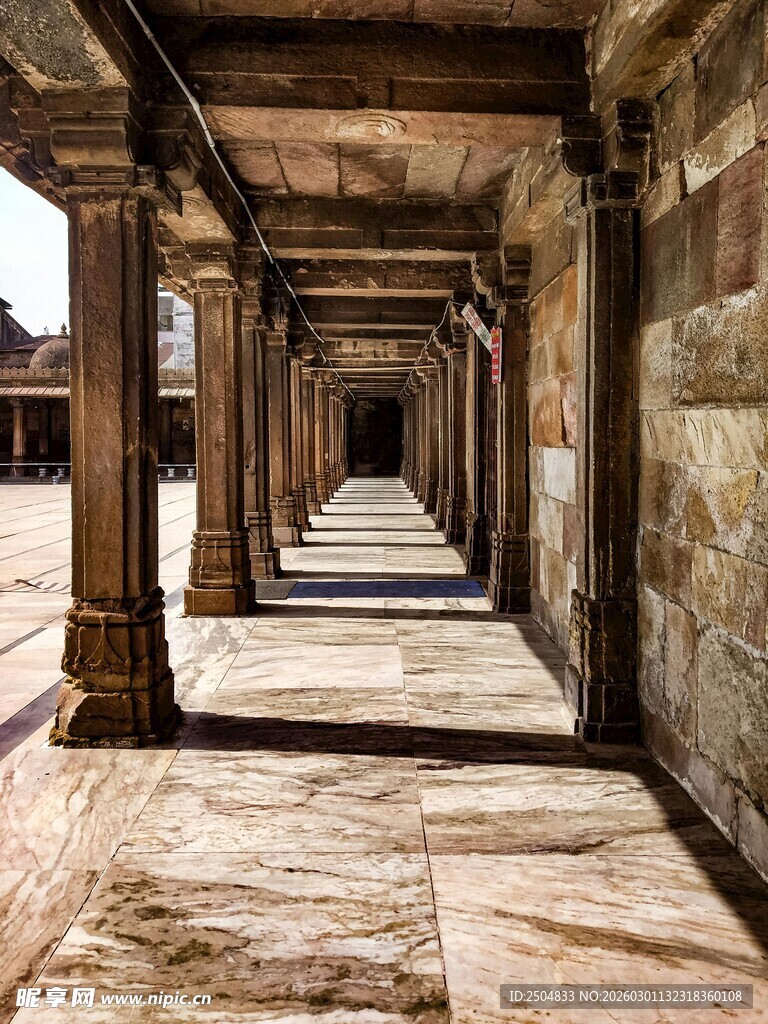 古老长廊的岁月痕迹