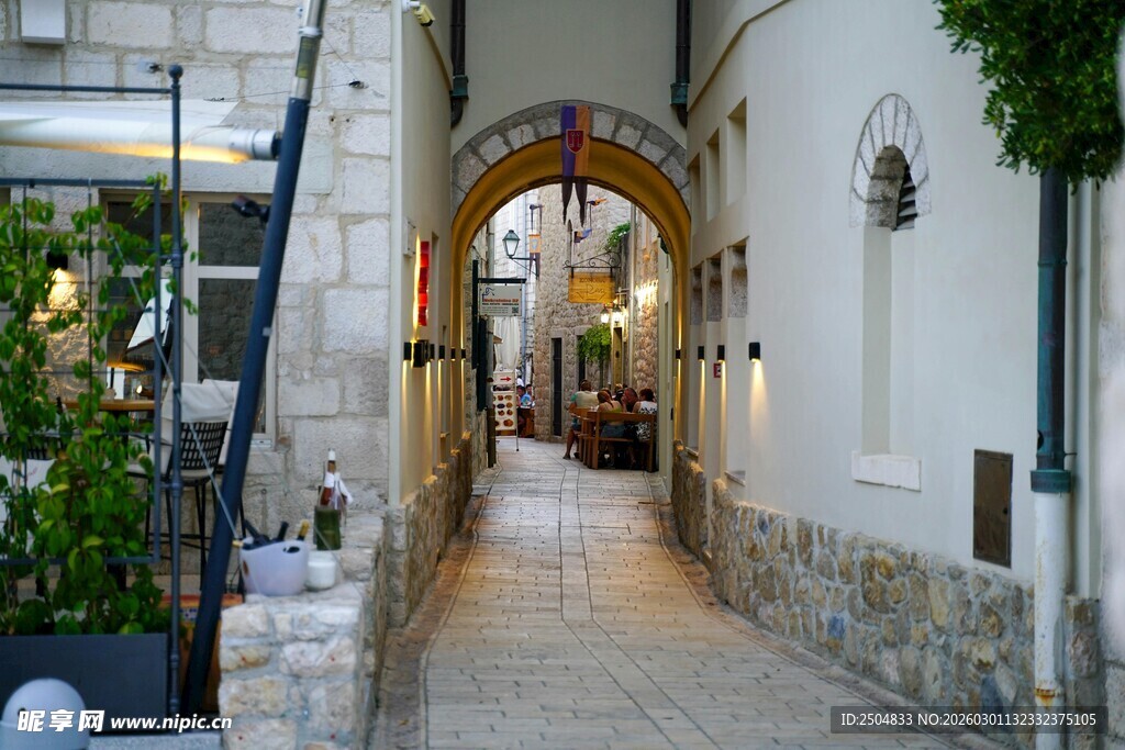 白色小巷中的迷人拱门