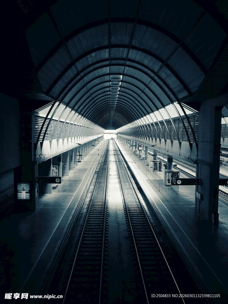 地铁隧道内的空旷轨道