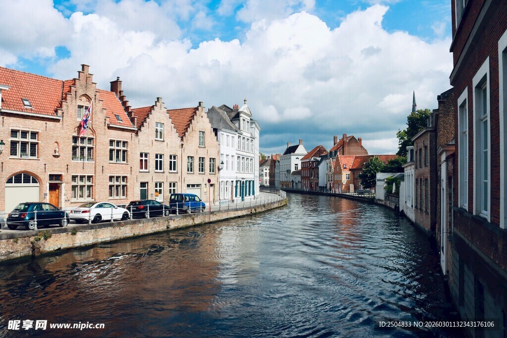 布鲁日河畔的欧式风情建筑