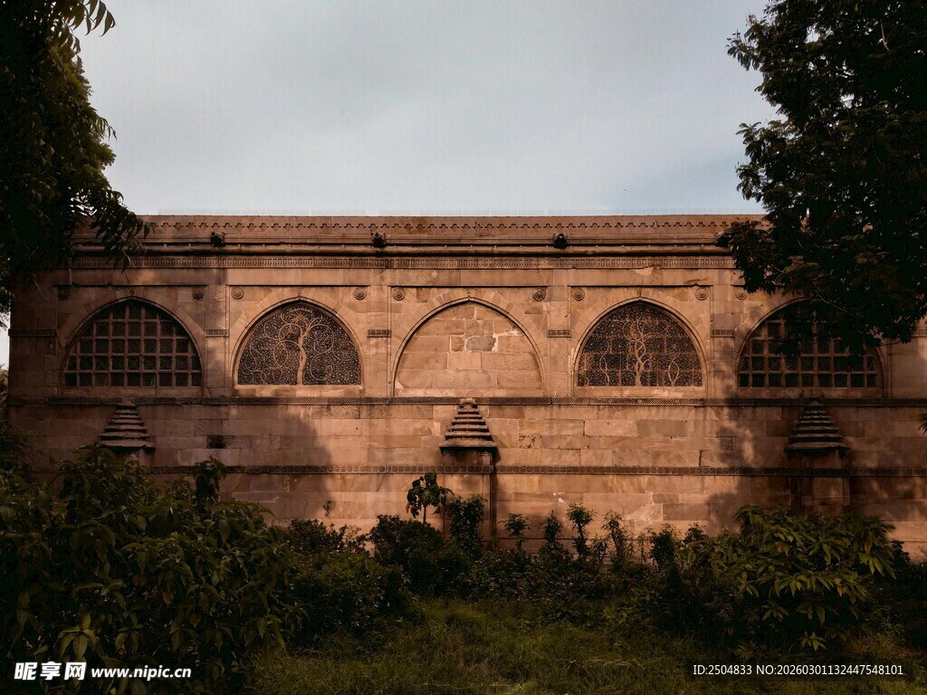 古老砖砌建筑 绿植环绕