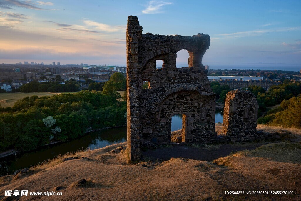 山顶残垣 城市与自然交织