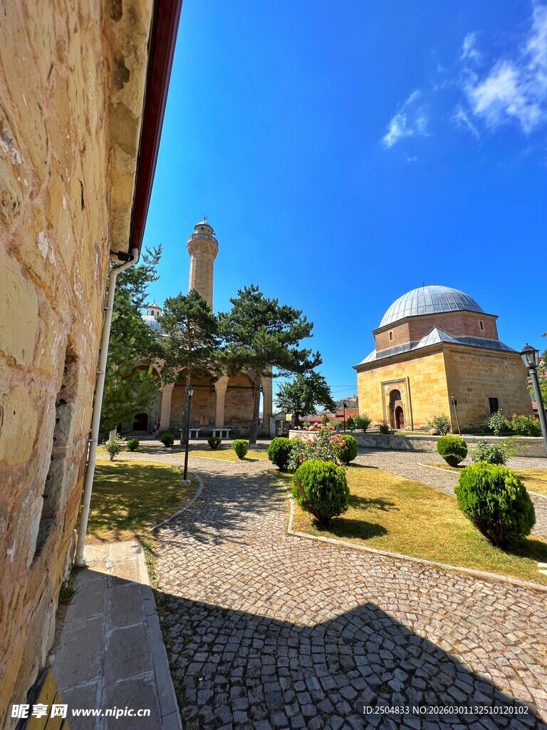 古老建筑旁的宁静庭院