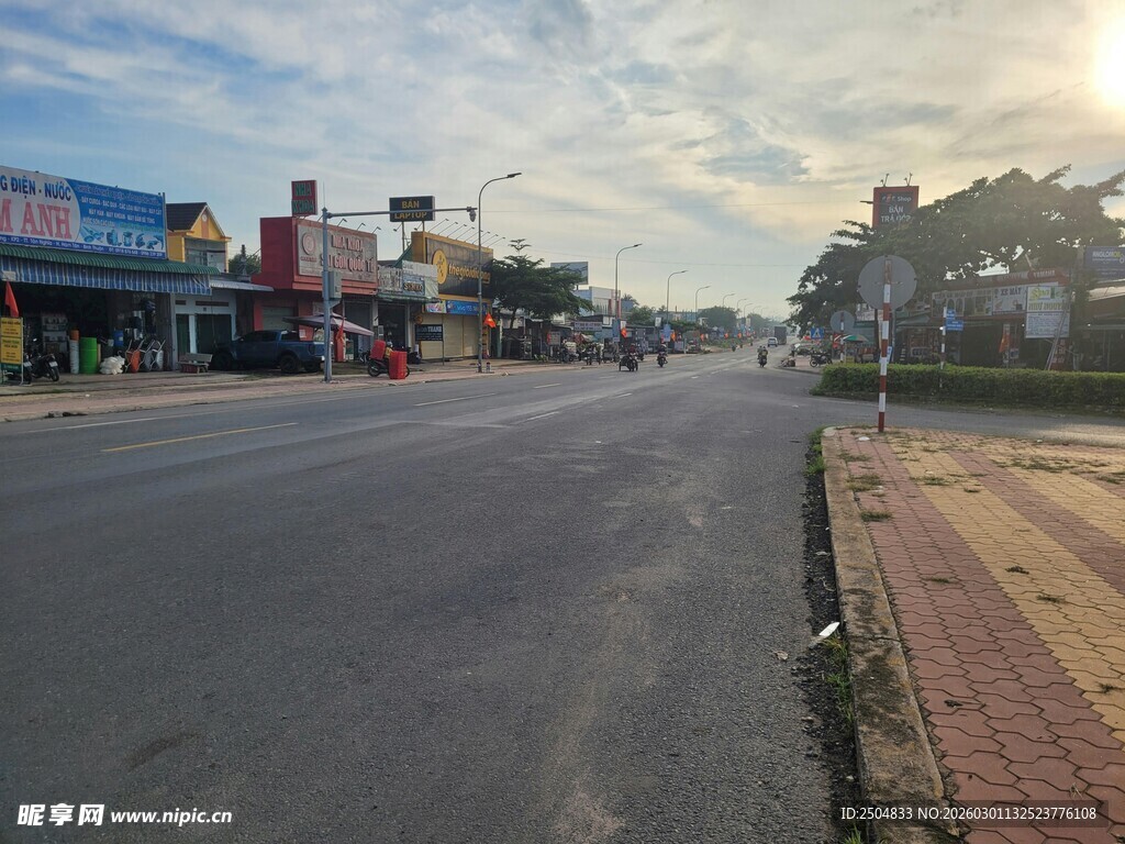 城市街道清晨景象