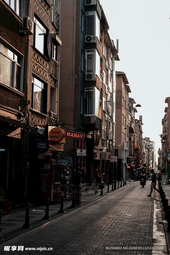 城市街道上的欧式建筑景观